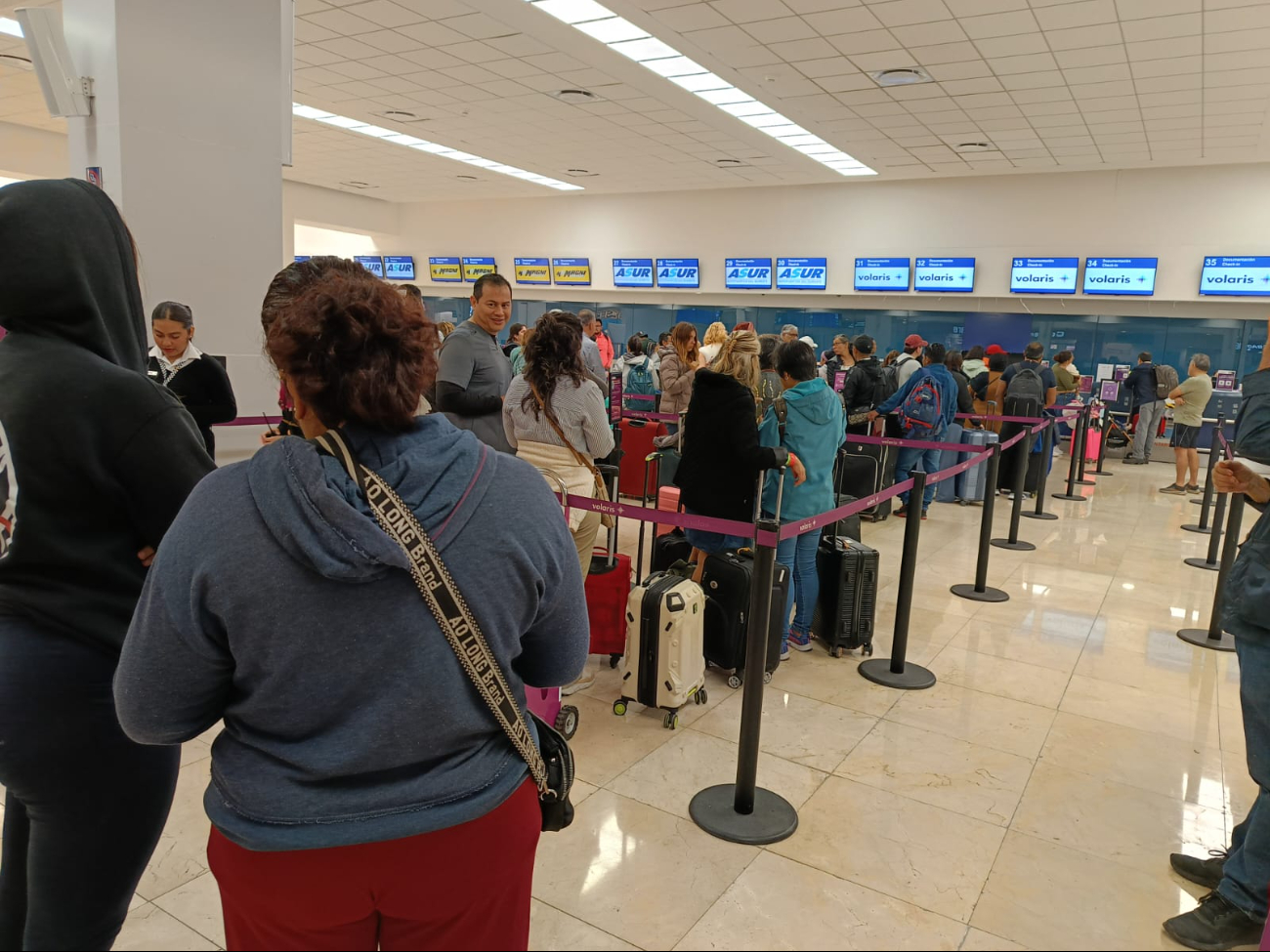 Largas filas se registran en mostradores del aeropuerto de Mérida Largas filas se registran en mostradores del aeropuerto de Mérida