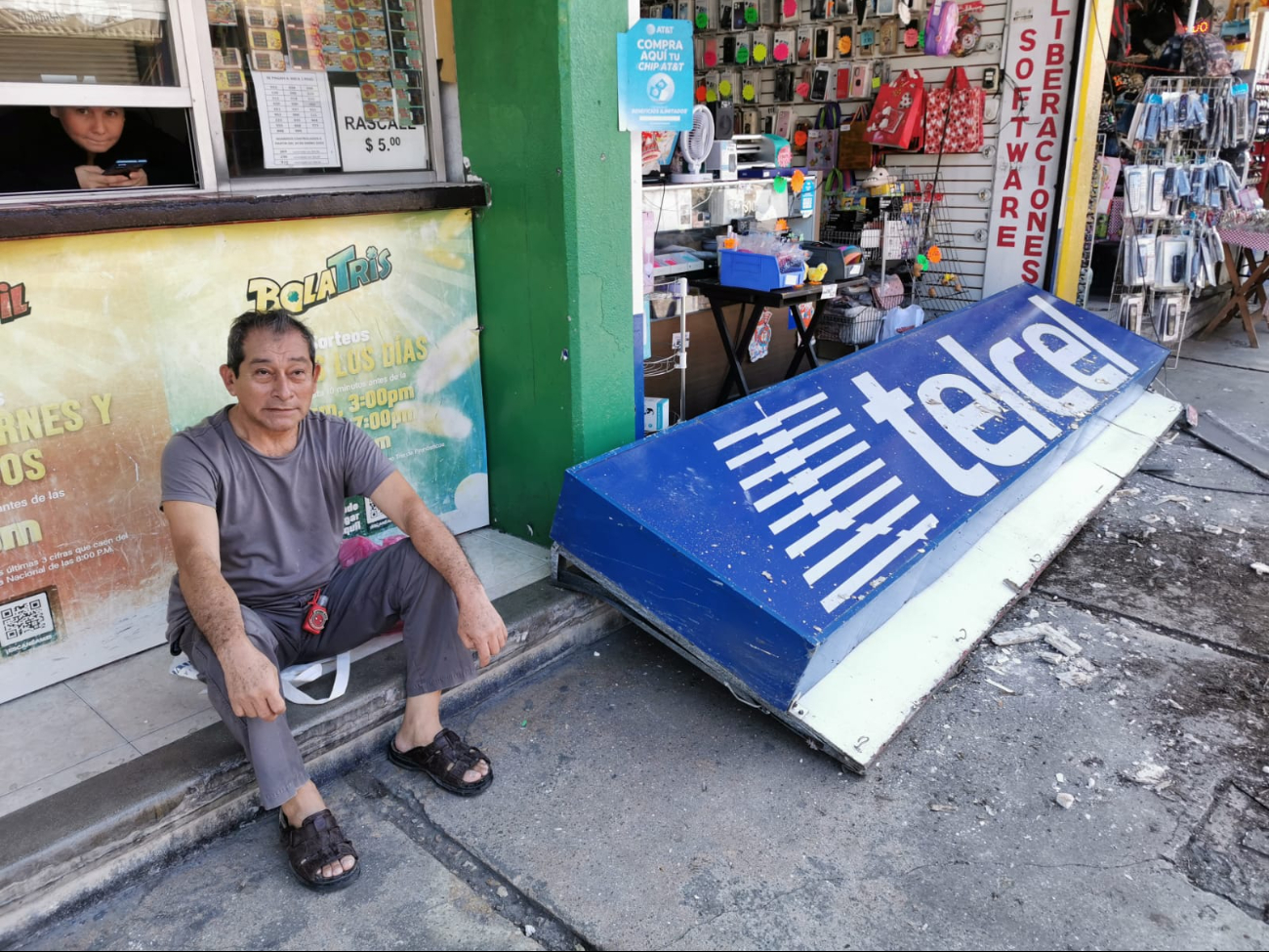 Hombre de la tercera edad resulta con lesiones tras caerle un letrero en el Carmen
