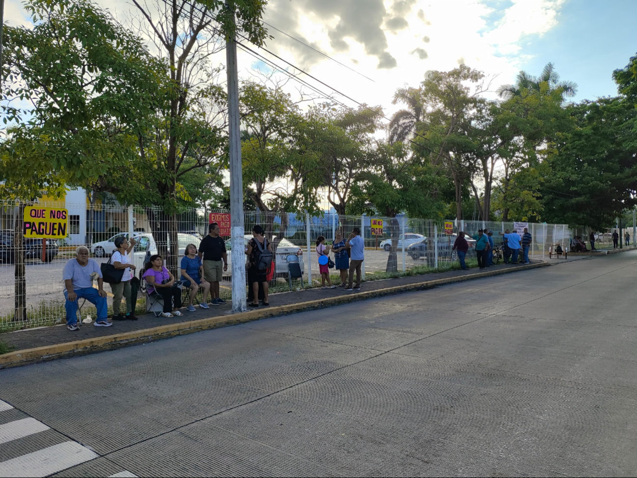 Los jubilados están dispuestos a protestar si no se les paga conforme a la ley. Los jubilados están dispuestos a protestar si no se les paga conforme a la ley.