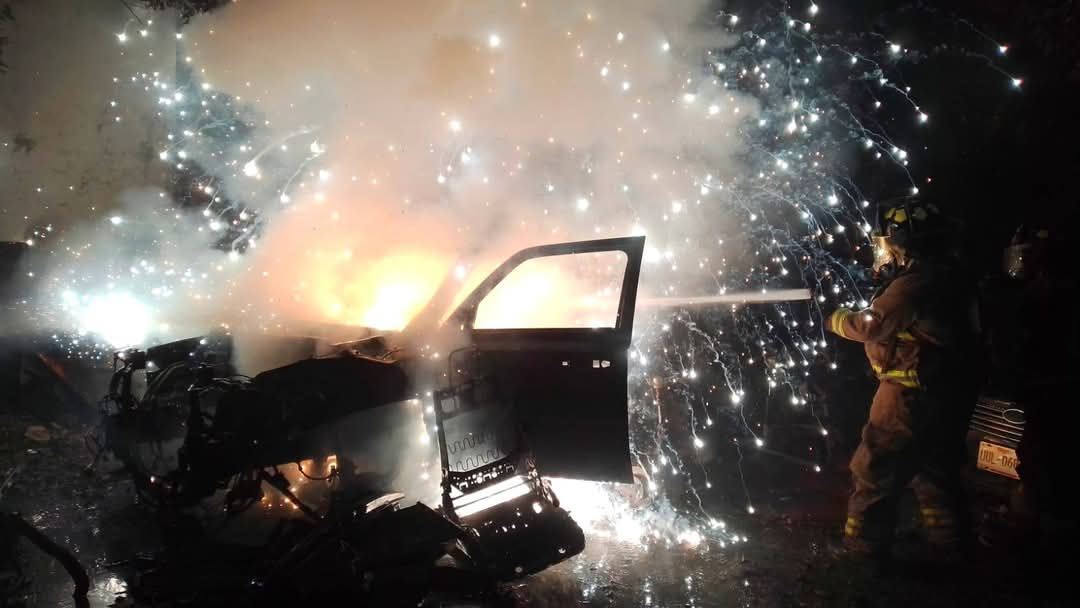 Los vecinos se percataron del incidente después de unos minutos, provocándolos a llamar al número de emergencias. Los vecinos se percataron del incidente después de unos minutos, provocándolos a llamar al número de emergencias.