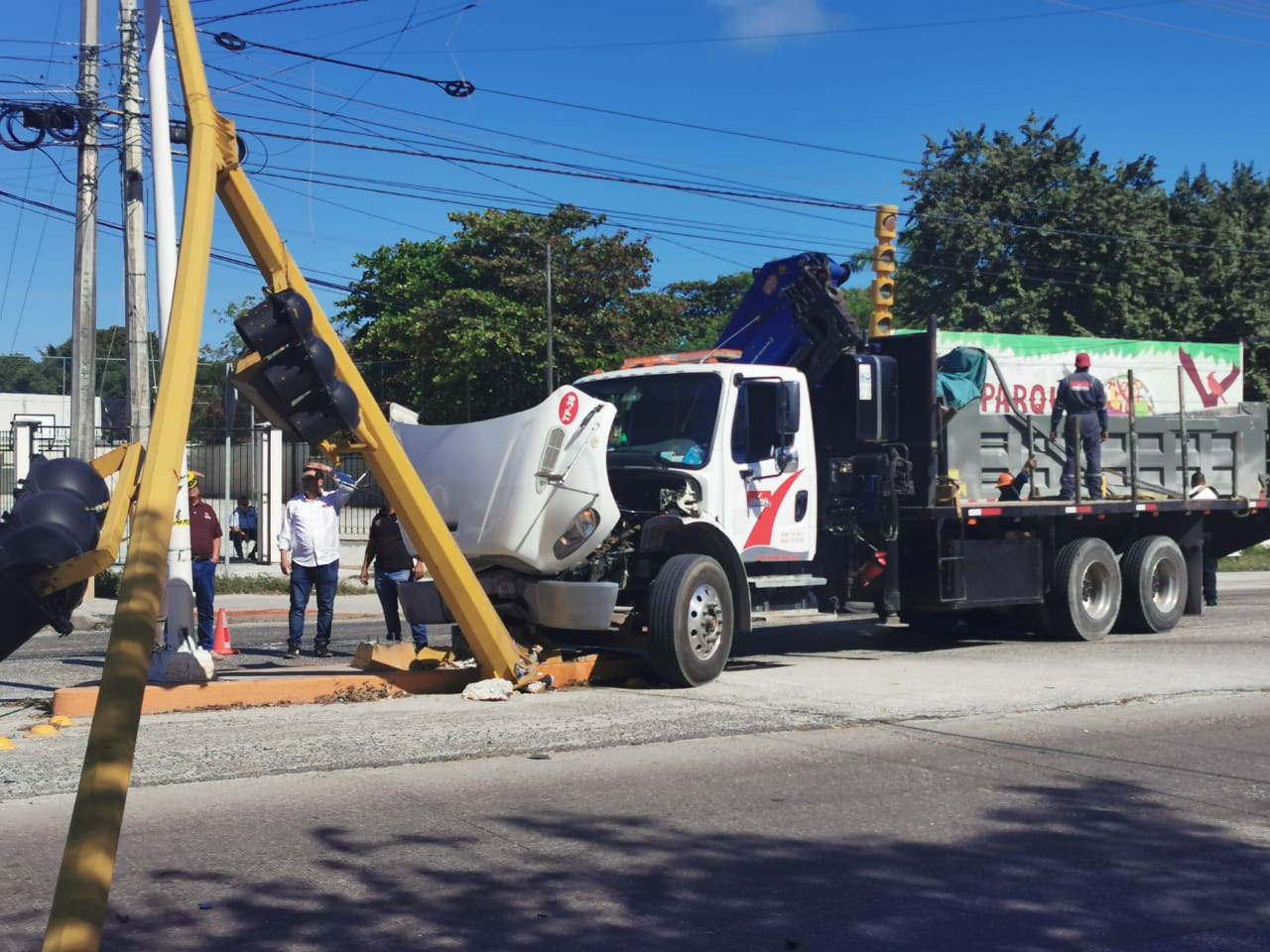  Aparatoso accidente: Camión derriba semáforo y bloquea el tráfico en Ciudad del Carmen