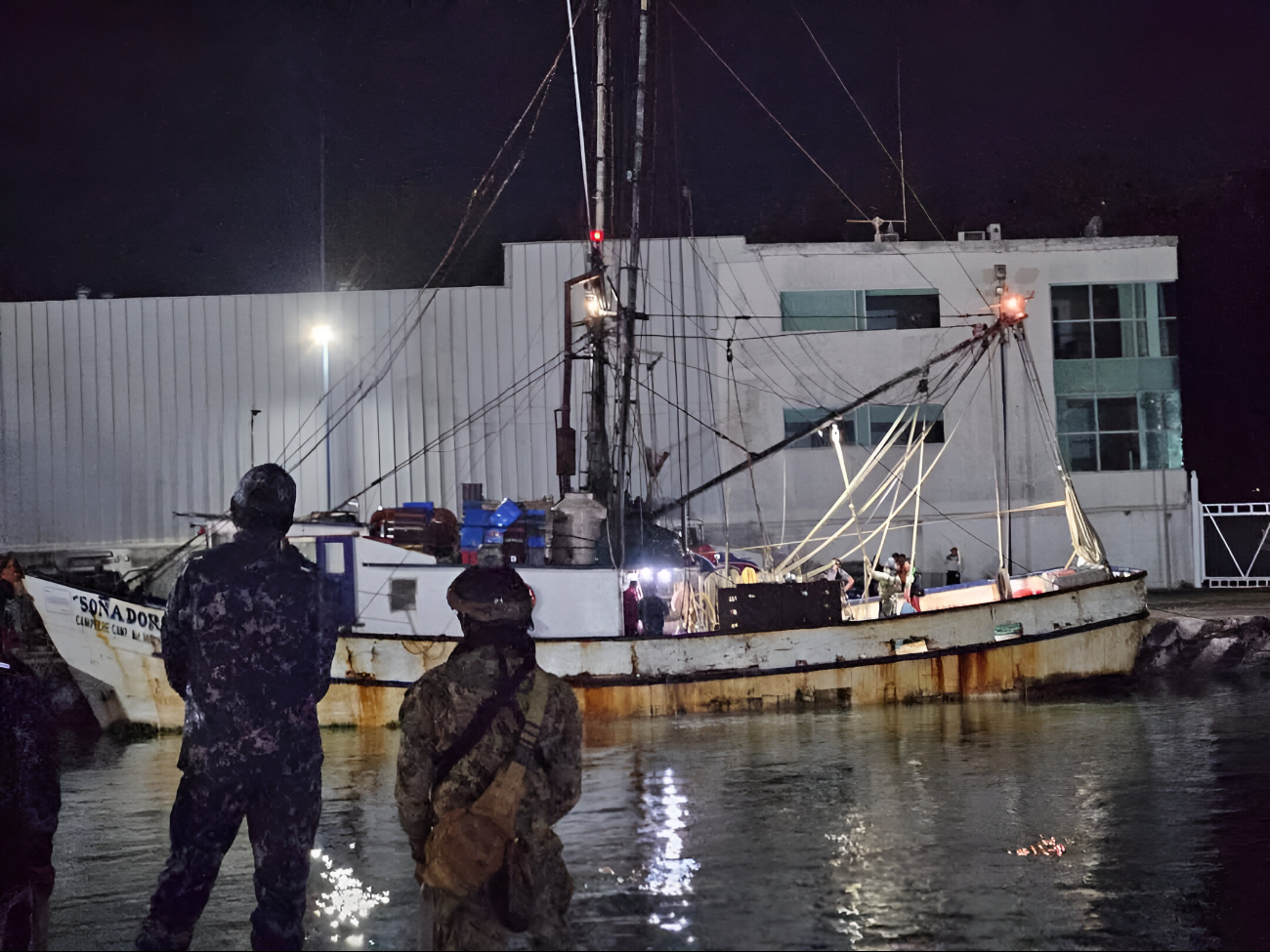 El barco camaronero "Soñadora" fue detenido por la Armada de México en la Sonda de Campeche