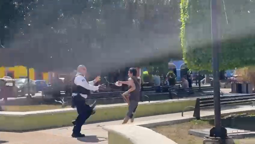 El sujeto roció ácido muriático en el uniforme de un policía durante su detención El sujeto roció ácido muriático en el uniforme de un policía durante su detención