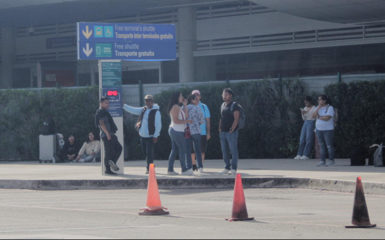 En el aeropuerto de Cancún se han reportado muchas inconformidades hacia los taxistas En el aeropuerto de Cancún se han reportado muchas inconformidades hacia los taxistas