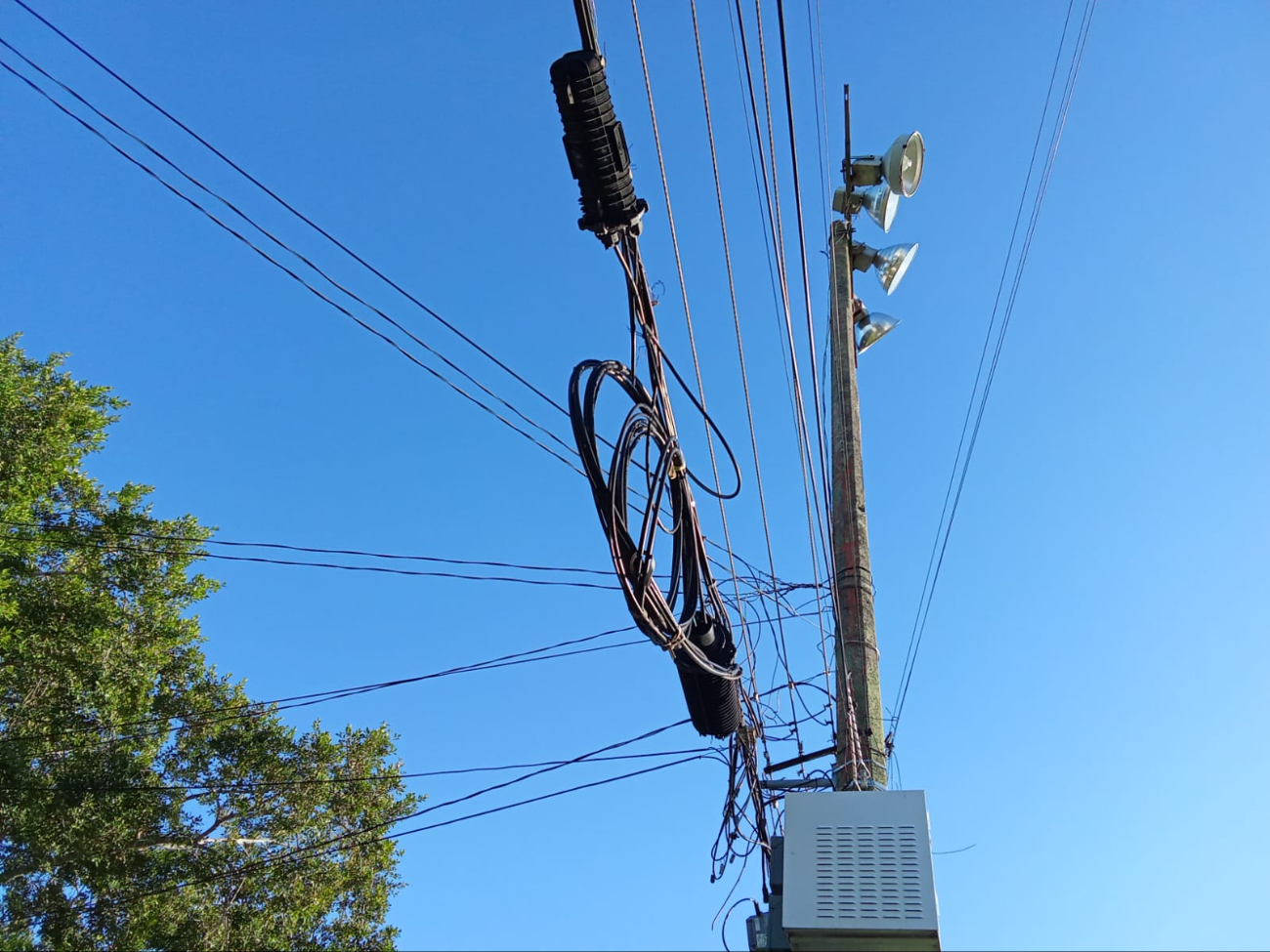 Es habitual visualizar los cables colgando en diferentes puntos de la ciudad. Es habitual visualizar los cables colgando en diferentes puntos de la ciudad.