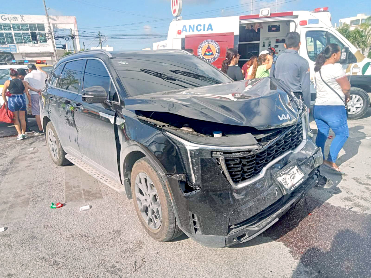 Irene B.J, no logró frenar a tiempo, por lo que se impactó en el costado de la van TTE. Irene B.J, no logró frenar a tiempo, por lo que se impactó en el costado de la van TTE.