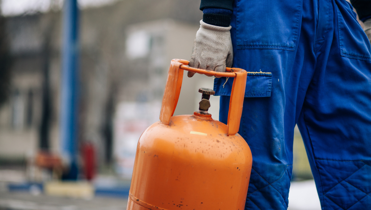 La prevención incluye instalar detectores de gas, dar mantenimiento regular y asegurar conexiones de gas en buen estado La prevención incluye instalar detectores de gas, dar mantenimiento regular y asegurar conexiones de gas en buen estado