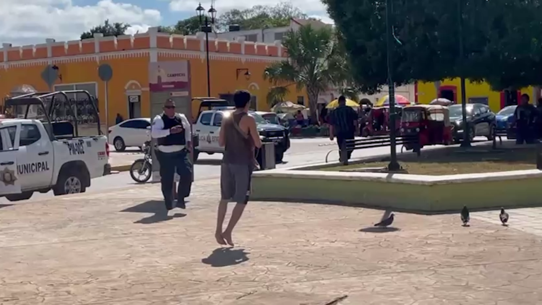 Los policías respondieron rápidamente a la llamada de emergencia y detuvieron al sujeto Los policías respondieron rápidamente a la llamada de emergencia y detuvieron al sujeto