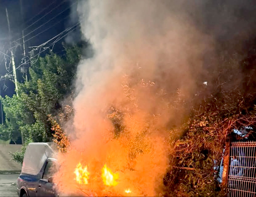 Incendian tres vehículos con bombas molotov en Cozumel