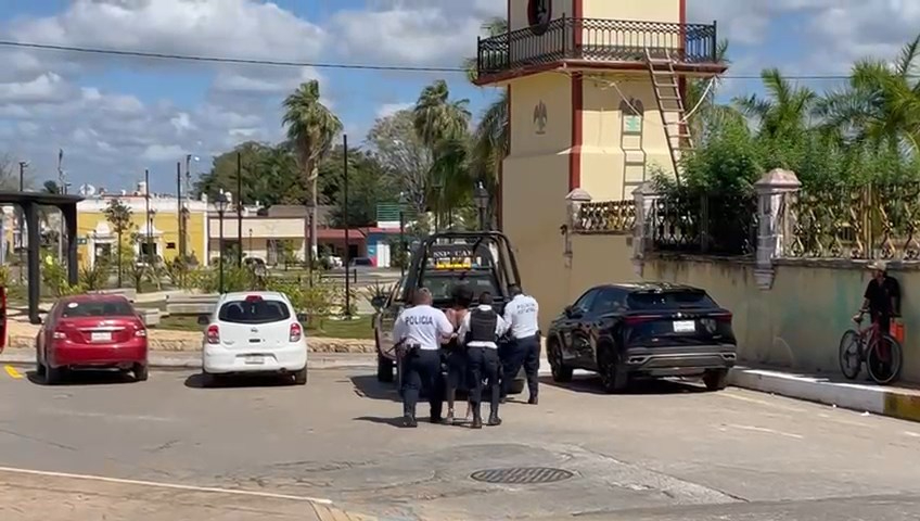 Los policías respondieron rápidamente a la llamada de emergencia y detuvieron al sujeto Los policías respondieron rápidamente a la llamada de emergencia y detuvieron al sujeto