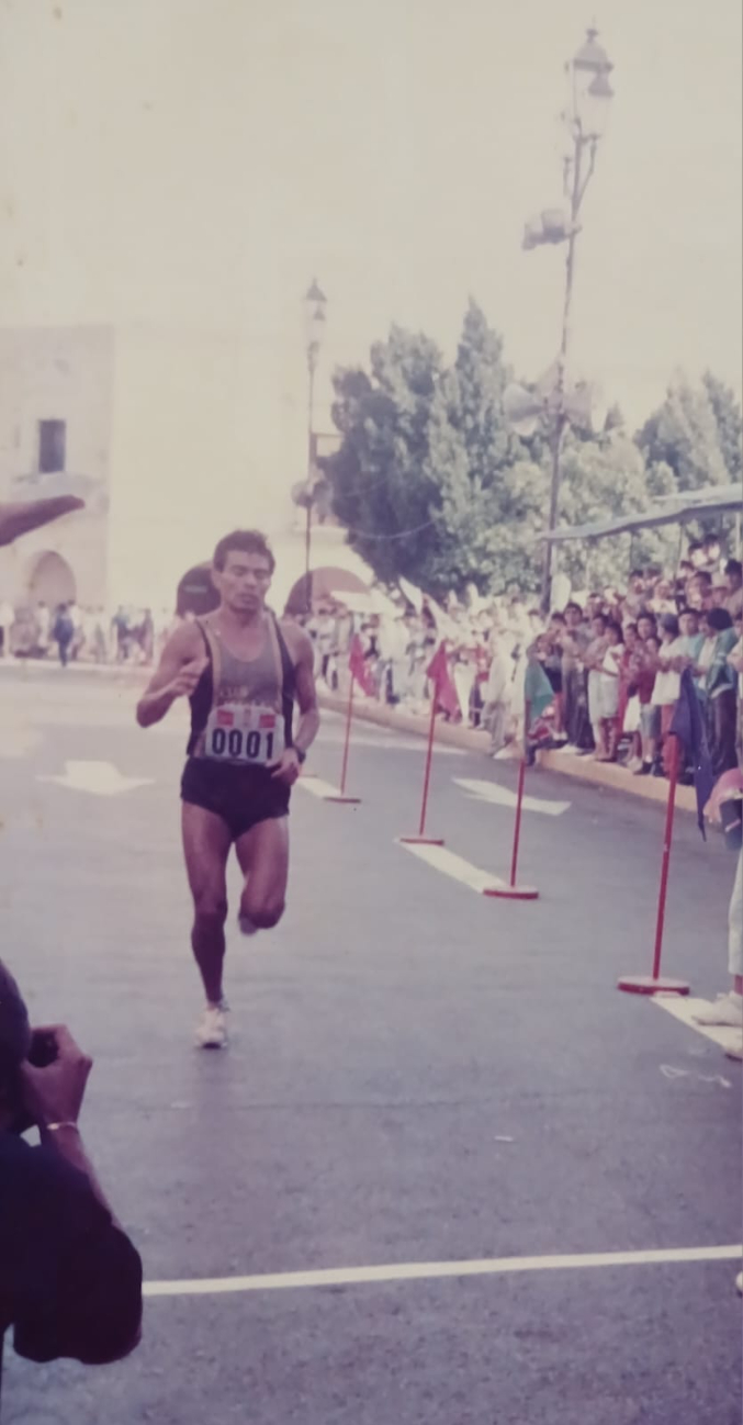 Cruzó la meta en primer lugar en las ediciones tres, cuatro y cinco; fue el rey desde 1988 hasta 1990 Cruzó la meta en primer lugar en las ediciones tres, cuatro y cinco; fue el rey desde 1988 hasta 1990