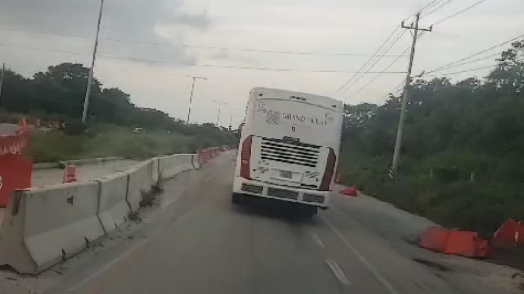 Se cree que debido a la mala precaución al maneja, el conductor terminó desviándose del camino Se cree que debido a la mala precaución al maneja, el conductor terminó desviándose del camino