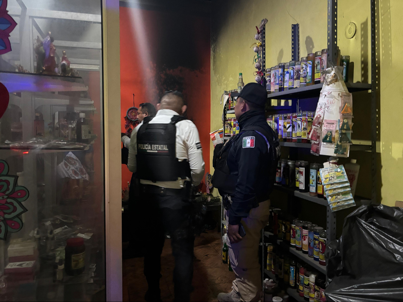 Una veladora prendida en un altar generó el incendio en el lugar Una veladora prendida en un altar generó el incendio en el lugar