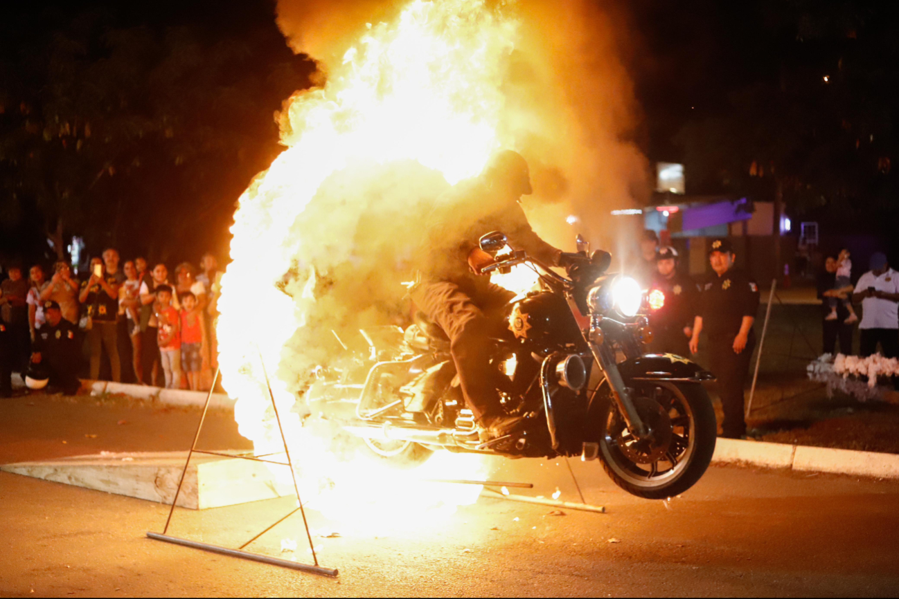 Las distintas hazañas muestran las habilidades especiales de la policía. Las distintas hazañas muestran las habilidades especiales de la policía.