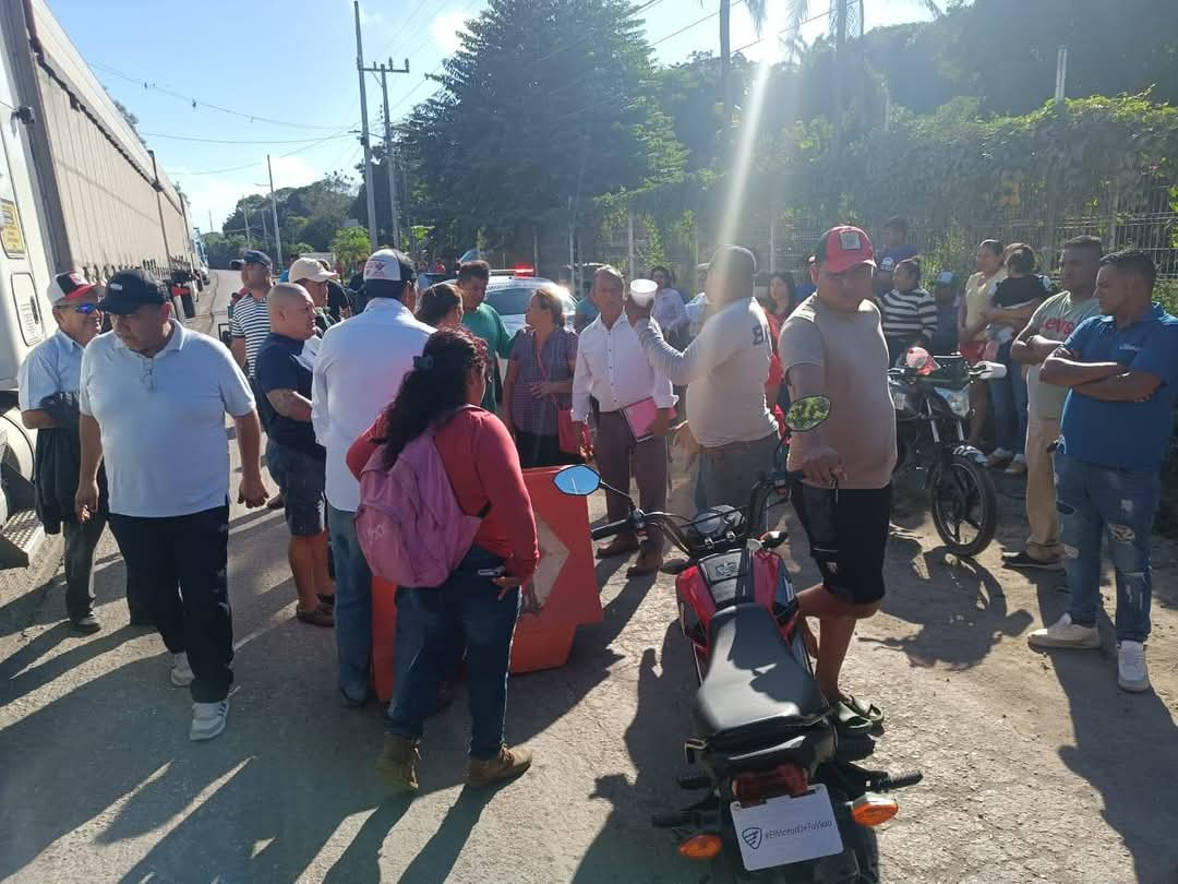 Los pobladores inicialmente aceptaron las explicaciones de PEMEX, pero las fugas continúan y representan una amenaza Los pobladores inicialmente aceptaron las explicaciones de PEMEX, pero las fugas continúan y representan una amenaza