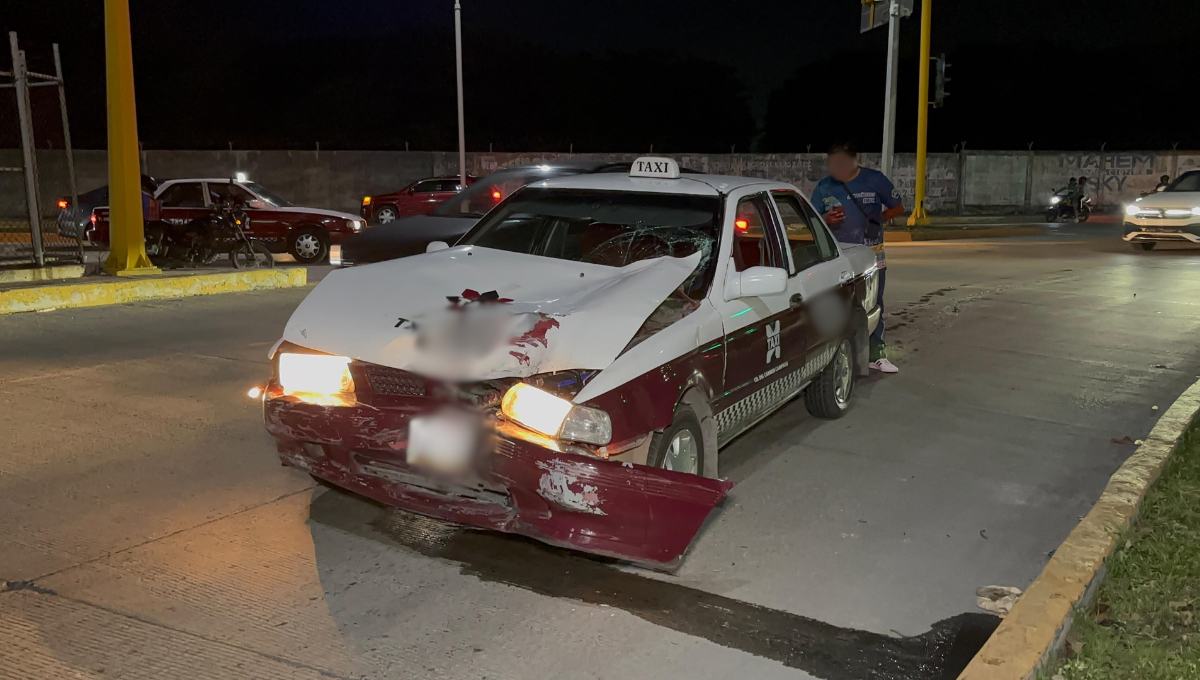 Tanto el taxi como la motocicleta sufrieron daños matyeriales Tanto el taxi como la motocicleta sufrieron daños matyeriales