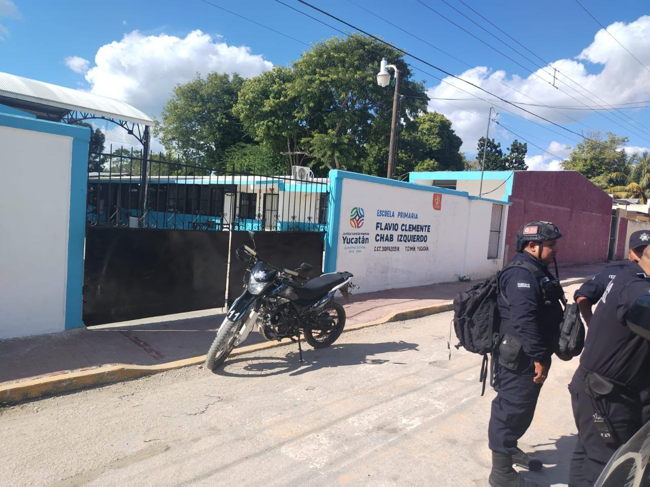 Uniformados acudieron a una primaria de Tizimín luego de una llamada de auxilio. Uniformados acudieron a una primaria de Tizimín luego de una llamada de auxilio.