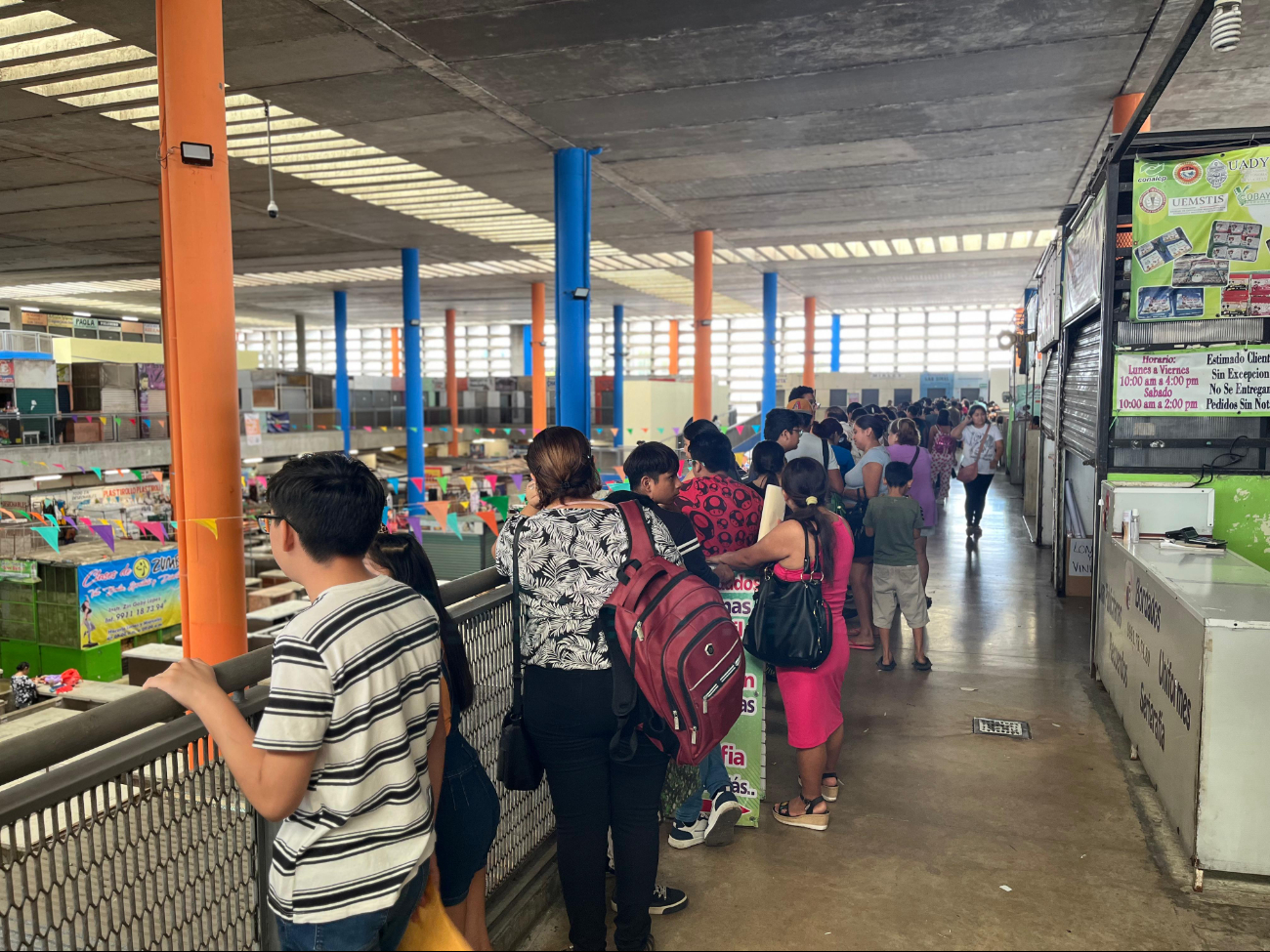 Adultos de la tercera edad y estudiantes abarrotaron los módulos de la agencia ubicados en el Centro de Mérida Adultos de la tercera edad y estudiantes abarrotaron los módulos de la agencia ubicados en el Centro de Mérida