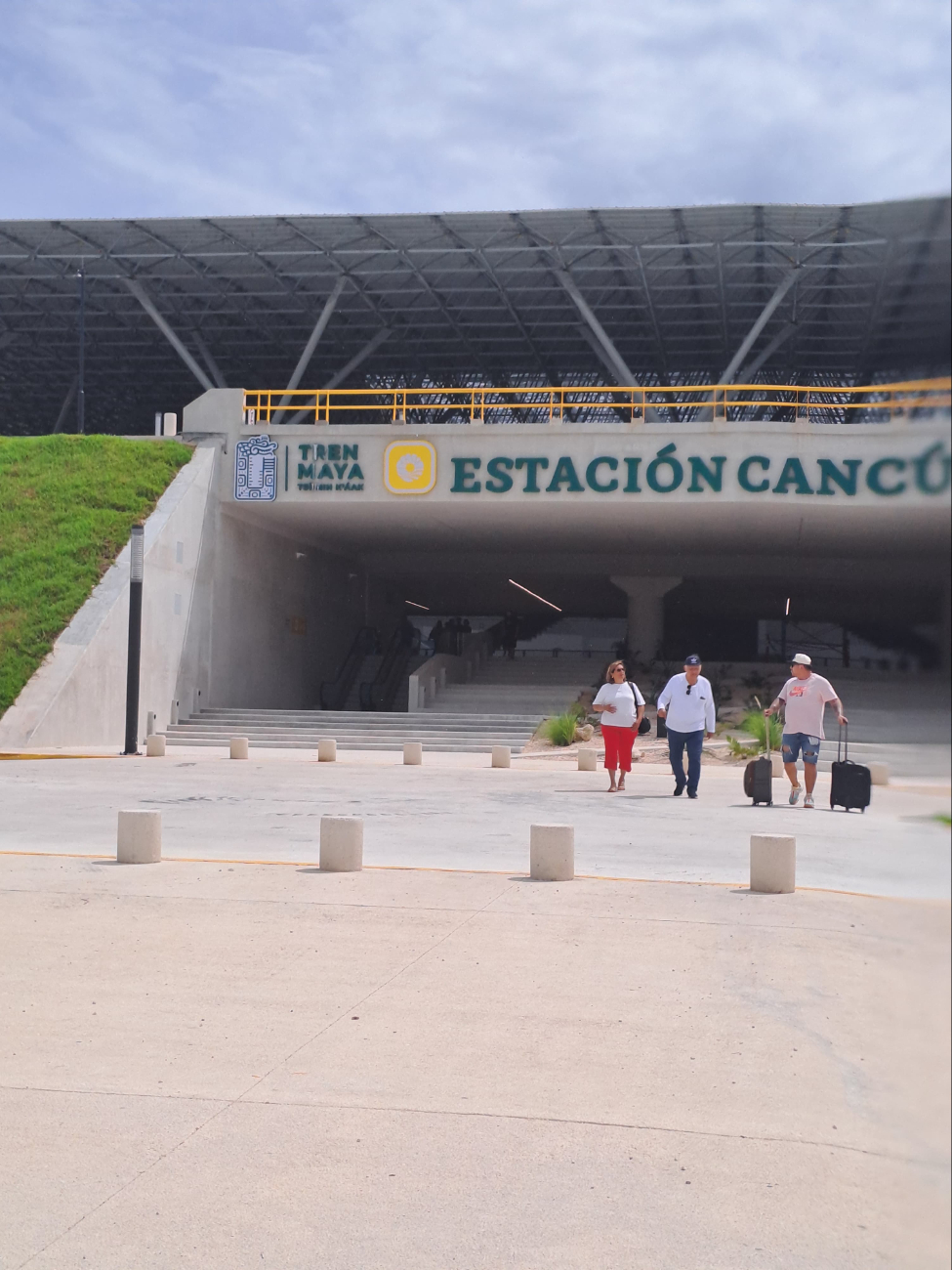 Pasajeros del Tren Maya en Cancún  comparten sus experiencias al viajar por primera vez