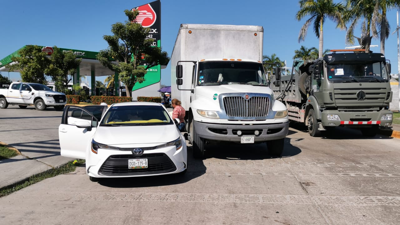 La conductora del automóvil Toyota intentó ganarle el paso al camión al salir de una gasolina La conductora del automóvil Toyota intentó ganarle el paso al camión al salir de una gasolina