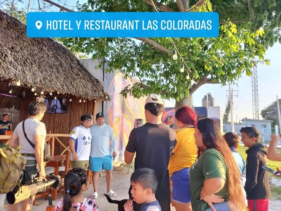 Los admiradores de Julión Álvarez lo reconocieron y le pidieron una foto del recuerdo. Los admiradores de Julión Álvarez lo reconocieron y le pidieron una foto del recuerdo.