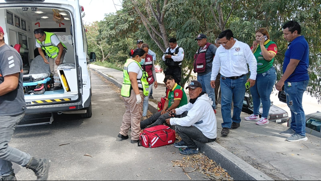 Motociclista trasladado al Hospital IMSS Bienestar para valoración