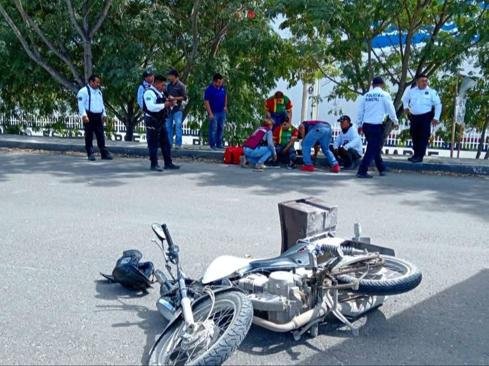 Motorepartidor resulta lesionado al ser impactado por un mototaxi en Escárcega