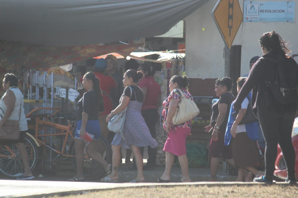 Personal de Protección Civil supervisa evacuación Personal de Protección Civil supervisa evacuación