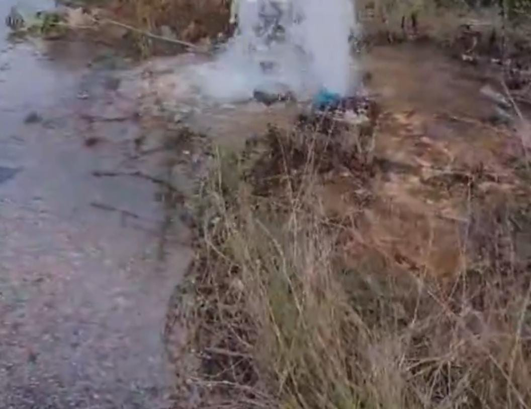 Ciudadanos de Mahahual denuncian enorme fuga de agua