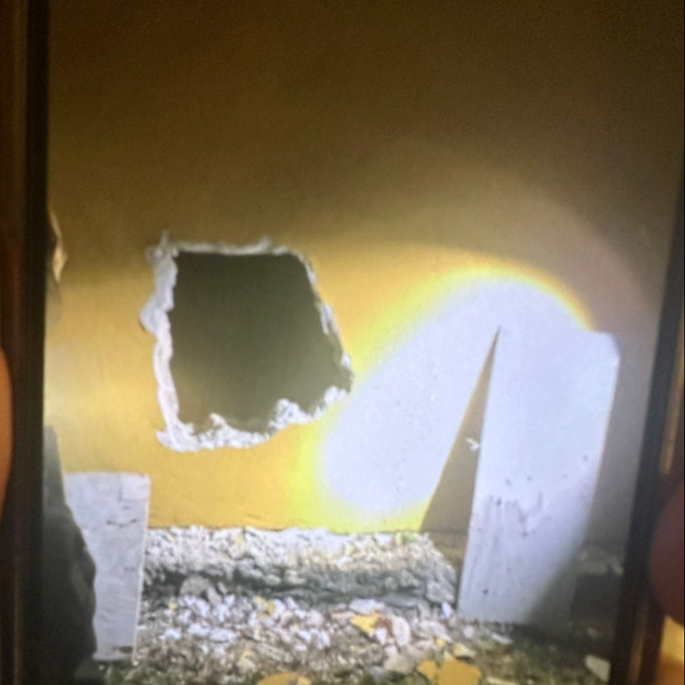 Entraron por un boquete en una barda perimetral Entraron por un boquete en una barda perimetral