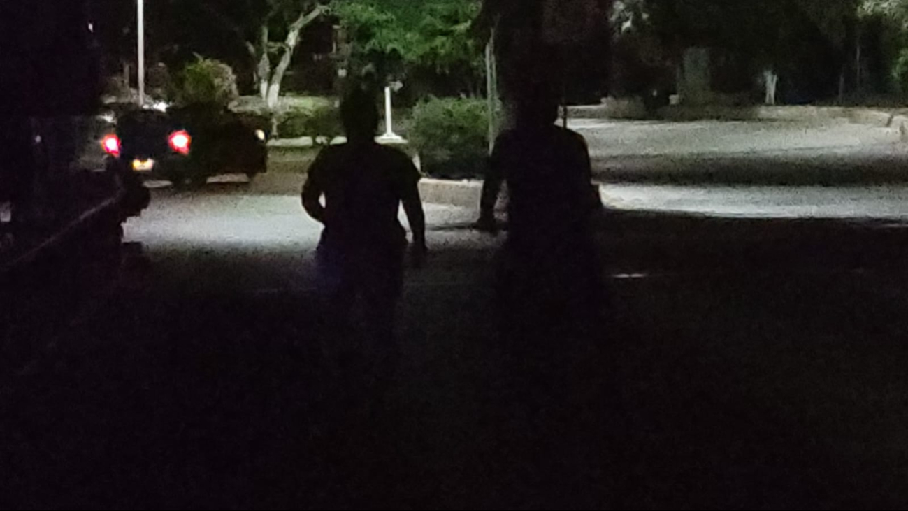 La mujer aceptó y comenzó a caminar, seguida de su acompañante en bicicleta La mujer aceptó y comenzó a caminar, seguida de su acompañante en bicicleta