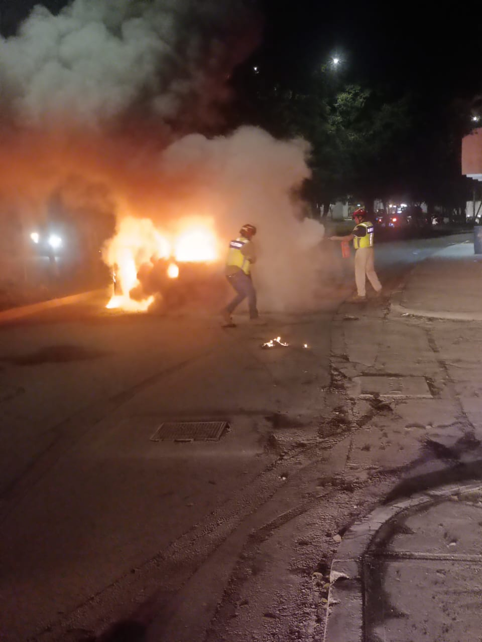 Reportan incendio de un vehículo en Palmas 2, Playa del Carmen Reportan incendio de un vehículo en Palmas 2, Playa del Carmen