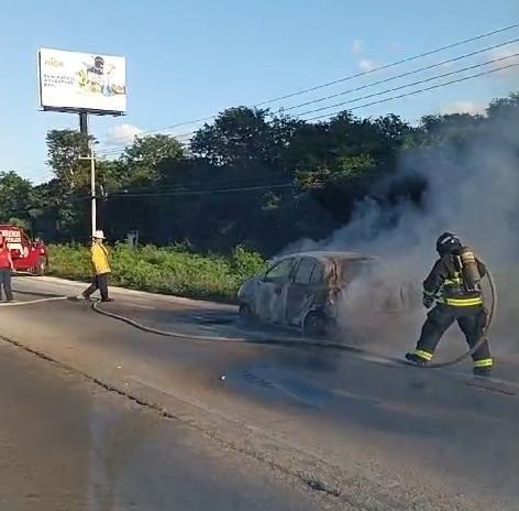 Carro compacto se incendia en la carretera federal 307 en Loma Bonita