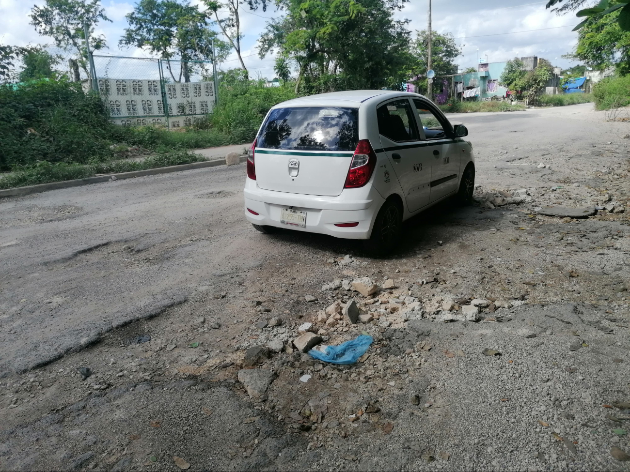 Vecinos de la  colonia In House de Cancún exponen  el mal estado de sus calles y la falta de ayuda  de autoridades 