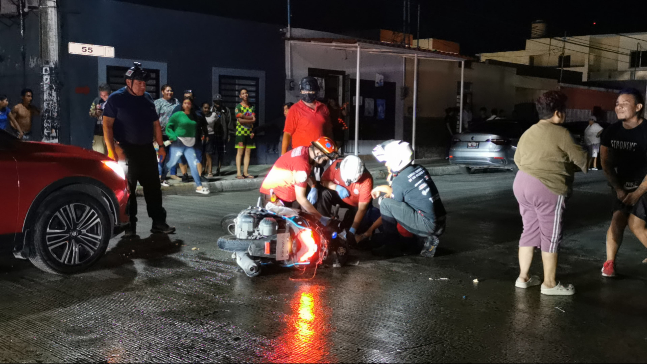 Jóvenes en motocicleta se estrellan contra un auto en Ciudad del Carmen