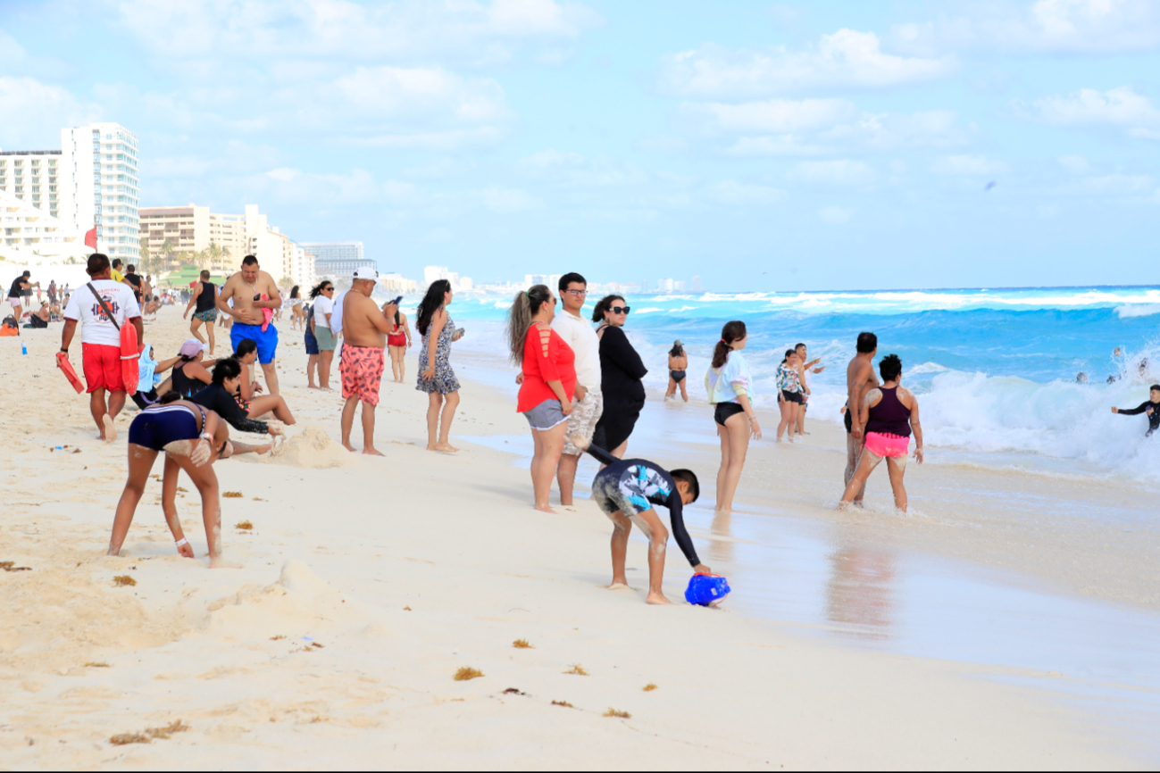 Mientras unos admiraban el mar turquesa, otros visitantes hacían fila para retratarse en el parador fotográfico de Cancún Mientras unos admiraban el mar turquesa, otros visitantes hacían fila para retratarse en el parador fotográfico de Cancún