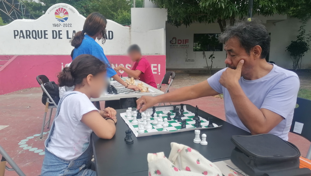 En el Parque de la Unidad, niños se reunieron para aprender a jugar ajedrés En el Parque de la Unidad, niños se reunieron para aprender a jugar ajedrés