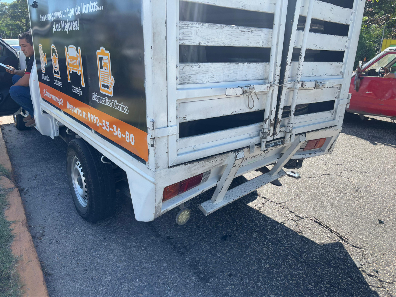 La conductora de una Renault Koleos impactó contra una camioneta Nissan de Grupo Servimax La conductora de una Renault Koleos impactó contra una camioneta Nissan de Grupo Servimax