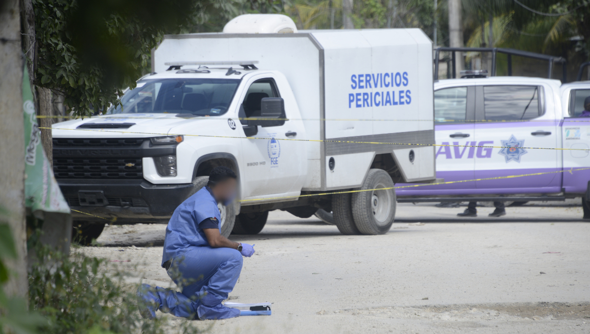 La pequeña regresaba de comprar sus alimentos cuando un hombre la sujetó y se escondió detrás de ella. La pequeña regresaba de comprar sus alimentos cuando un hombre la sujetó y se escondió detrás de ella.