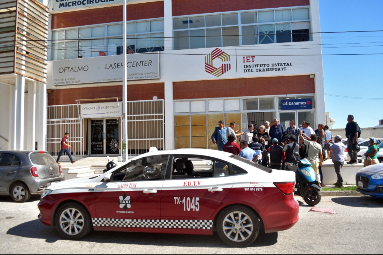 Señalan que el retraso en la firma y sello del tarjetón afecta a propietarios y trabajadores de taxis Señalan que el retraso en la firma y sello del tarjetón afecta a propietarios y trabajadores de taxis