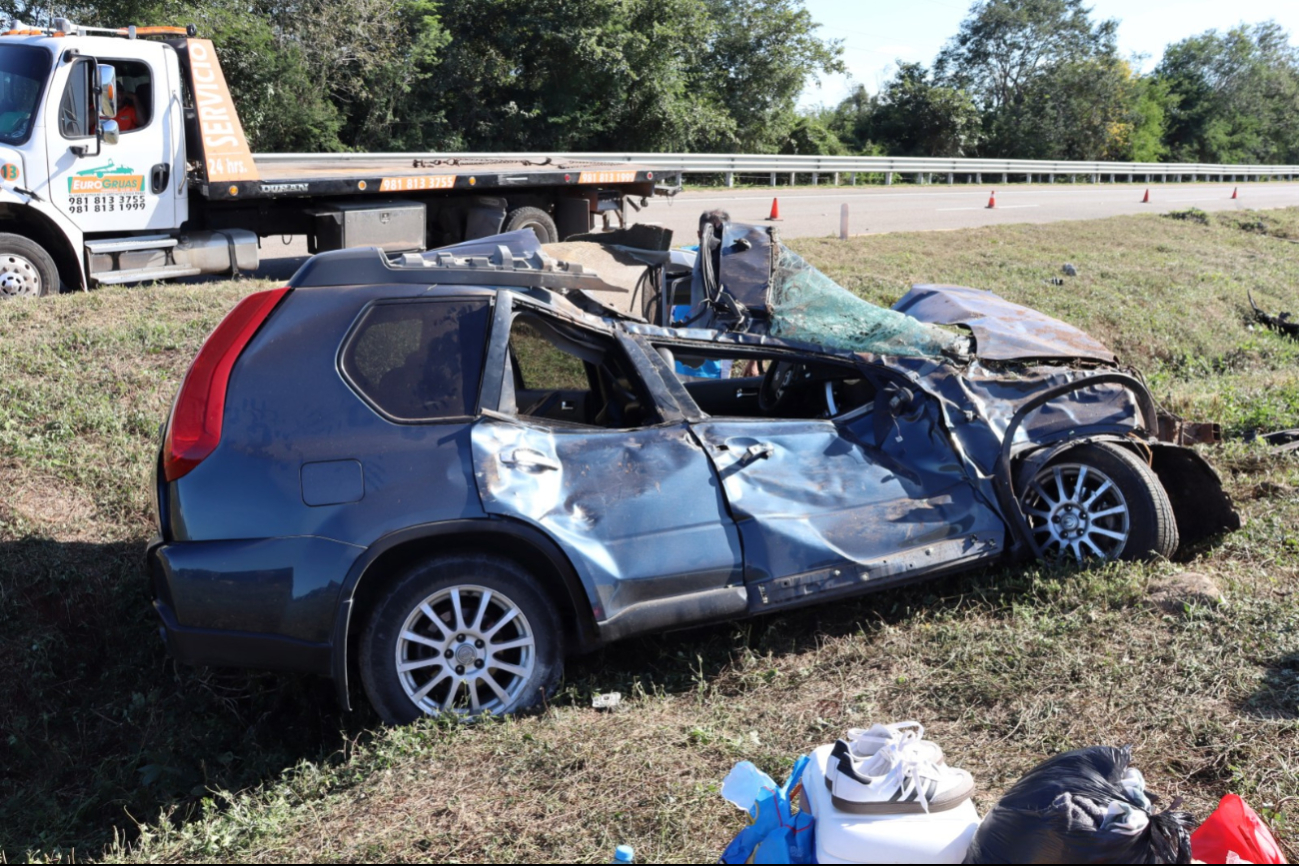 Una familia de cuatro personas sufrió una volcadura tras estallar un neumático en su camioneta