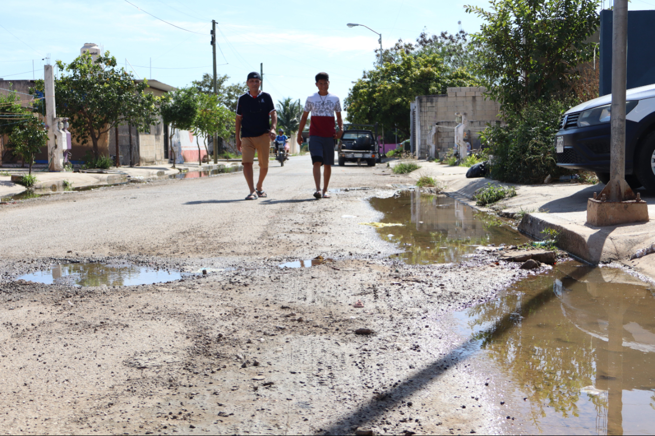 Vecinos del Sur de Mérida viven entre calles llenas de baches y fugas de agua