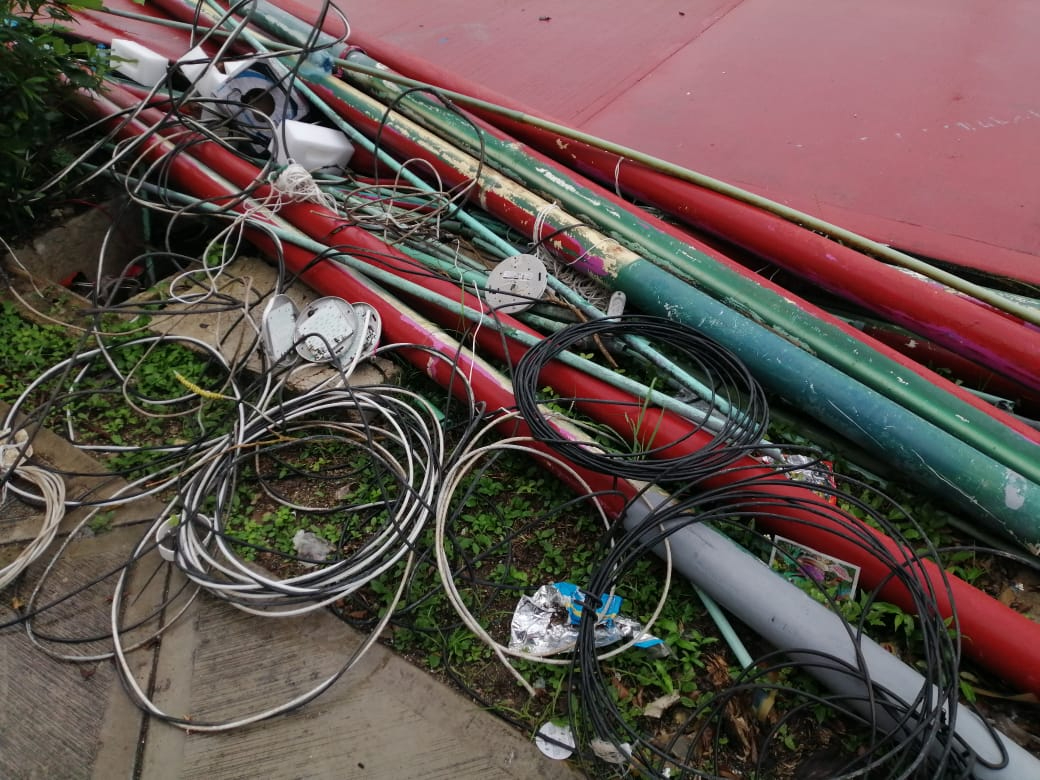 Alrededor del área reside una vasta cantidad de basura. Alrededor del área reside una vasta cantidad de basura.
