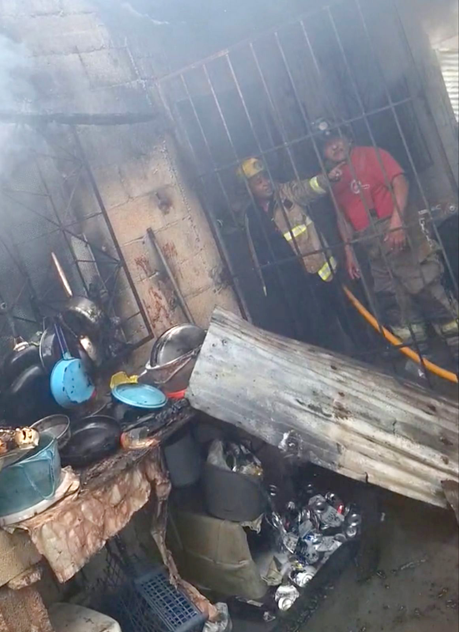 Bomberos de Isla Mujeres y Cancún llegaron a la escena logrando apagar las llamas