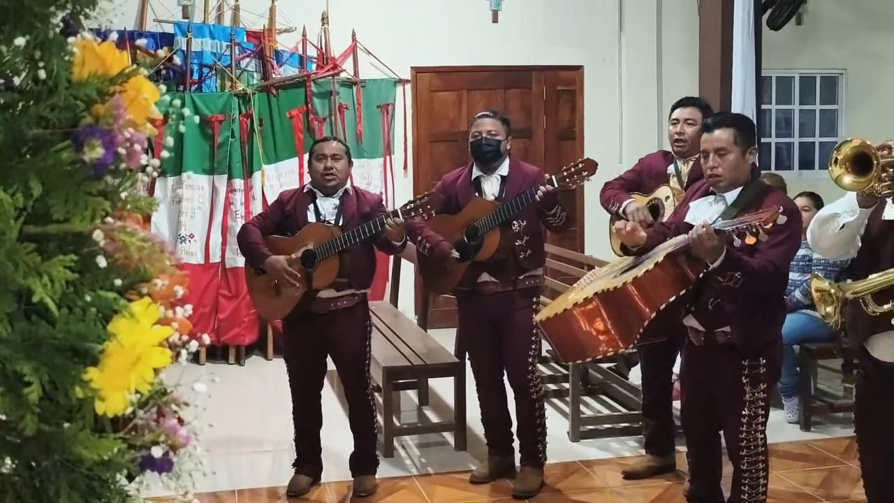 En Isla Arena, con mariachis les cantaron las Mañanitas En Isla Arena, con mariachis les cantaron las Mañanitas