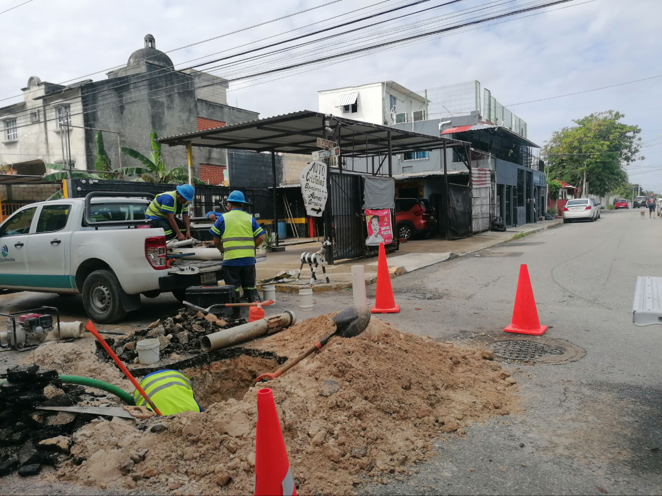 Los baches fueron causados por fugas de agua, deteriorando las calles cada vez más al no ser atendidas de forma inmediata Los baches fueron causados por fugas de agua, deteriorando las calles cada vez más al no ser atendidas de forma inmediata
