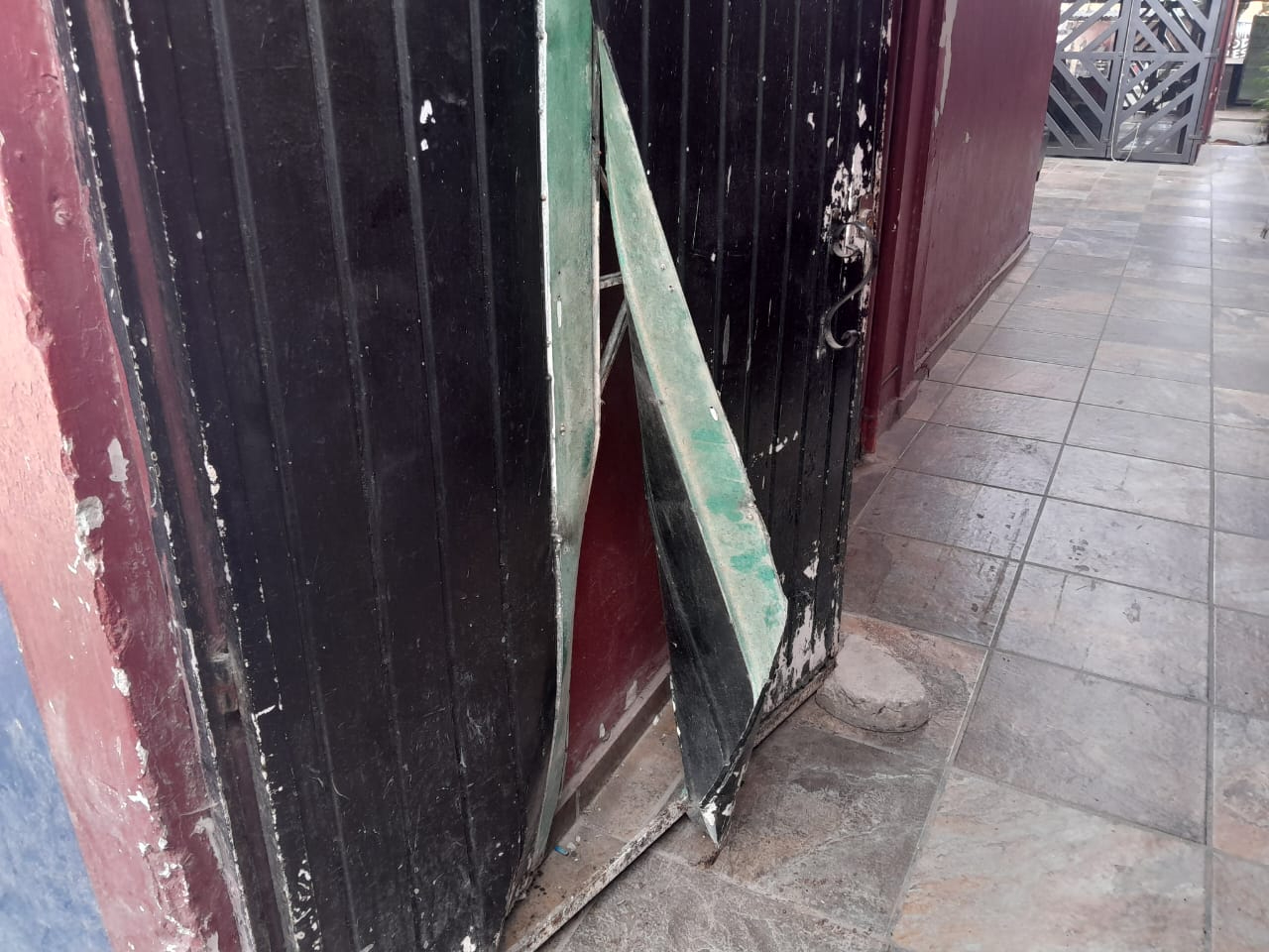 Se utilizó un martillo para romper la parte baja de la puerta y entrar al establecimiento Se utilizó un martillo para romper la parte baja de la puerta y entrar al establecimiento