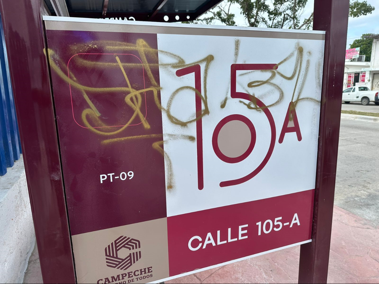 Uno de los casos más notorios es el paradero en Avenida Gobernadores, cerca del Instituto Tecnológico de Estudios Superiores René Descartes Uno de los casos más notorios es el paradero en Avenida Gobernadores, cerca del Instituto Tecnológico de Estudios Superiores René Descartes