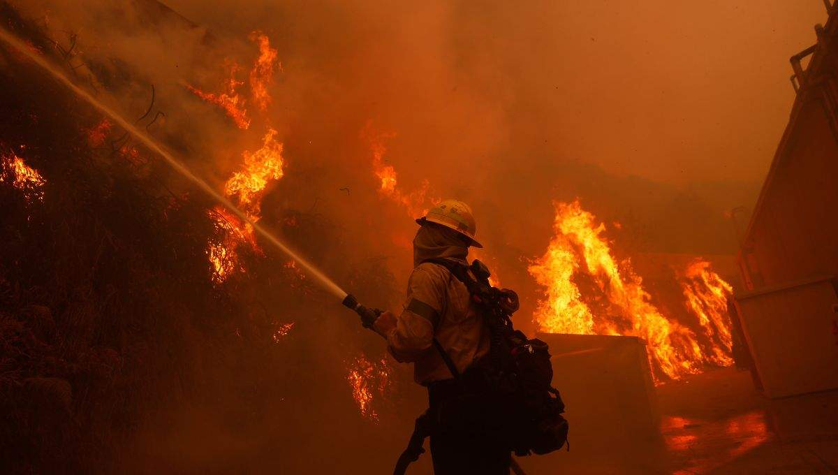 El Departamento de Protección contra Incendios de California ha desplegado equipos en toda la región El Departamento de Protección contra Incendios de California ha desplegado equipos en toda la región