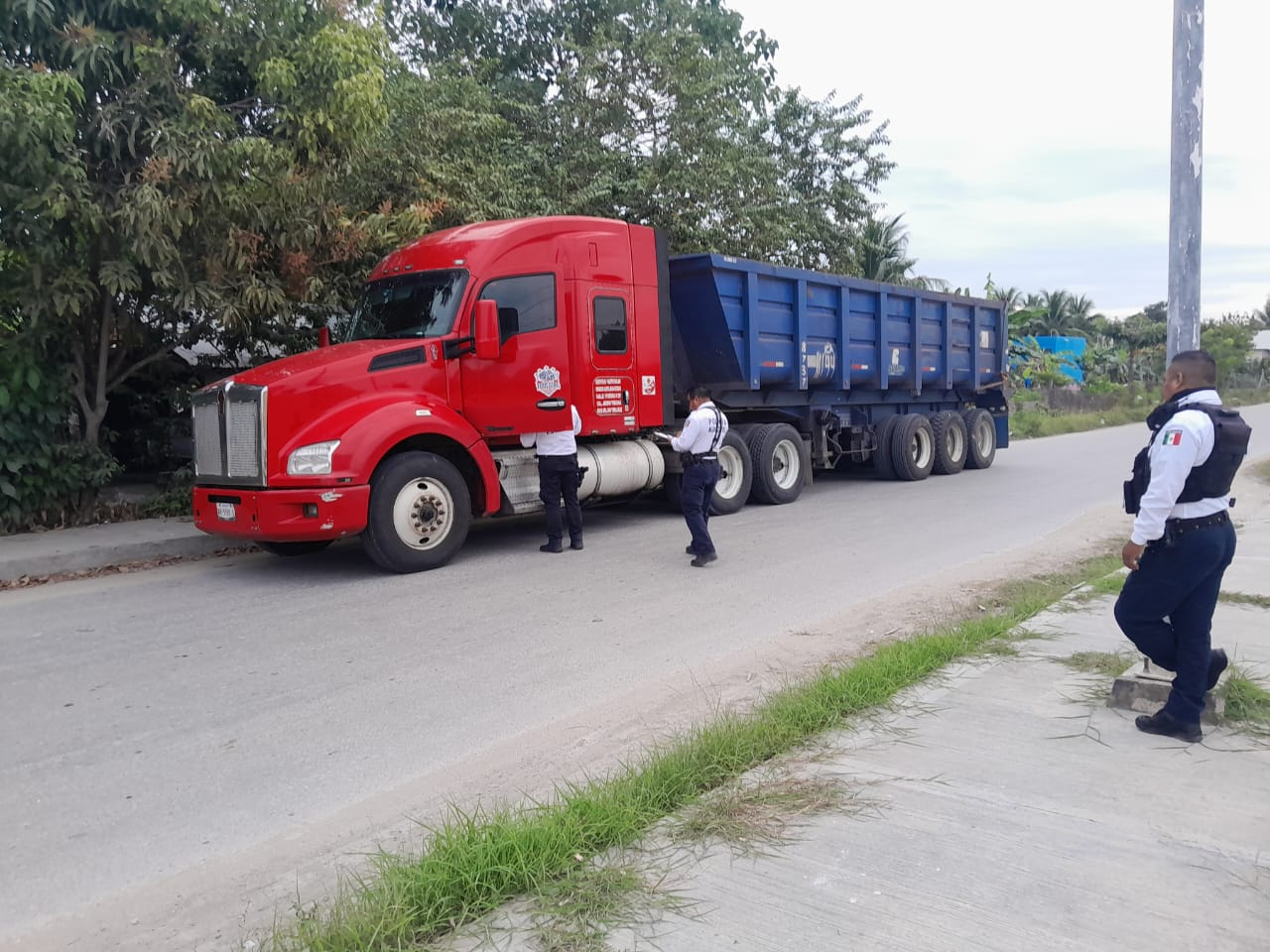 Elementos de la SPSC aseguraron un tráiler robado procedente de Veracruz en Escárcega Elementos de la SPSC aseguraron un tráiler robado procedente de Veracruz en Escárcega